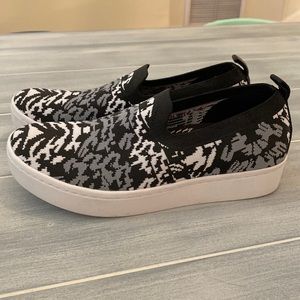 Skechers women’s size 8 shoes Air cooled, arch fit Fiercely New condition / Box